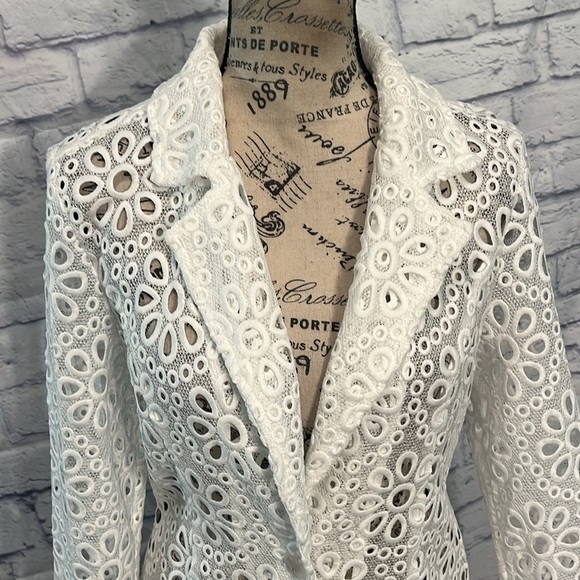 Berek Scalloped Lace Blazer White Embroidered Floral Size Small Summer - Picture 2 of 9